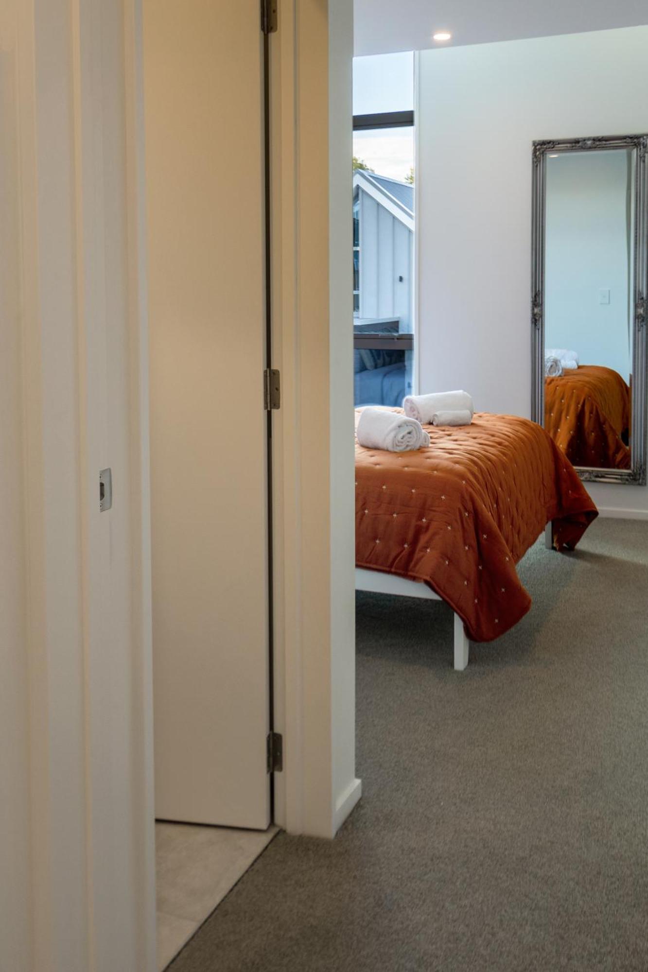 City Lights Retreat With Carpark 2 Bed 2 Bath Christchurch Ngoại thất bức ảnh